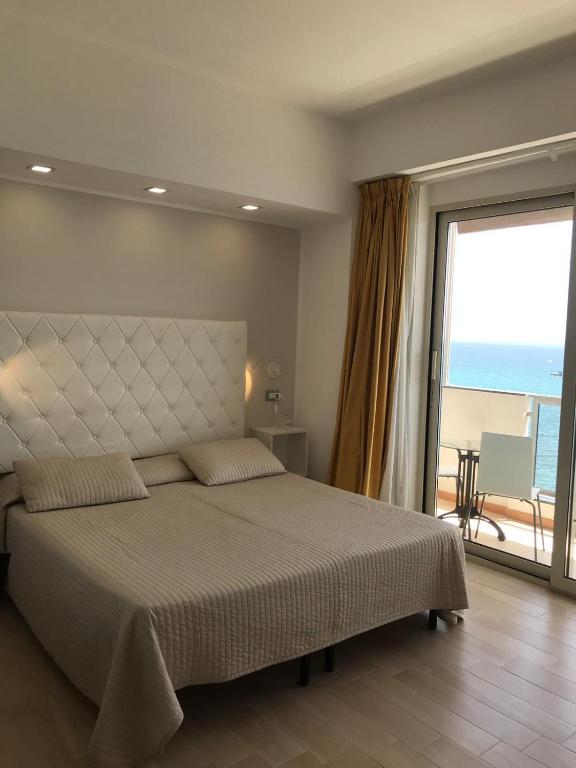 Monolocale con Balcone Fronte Mare